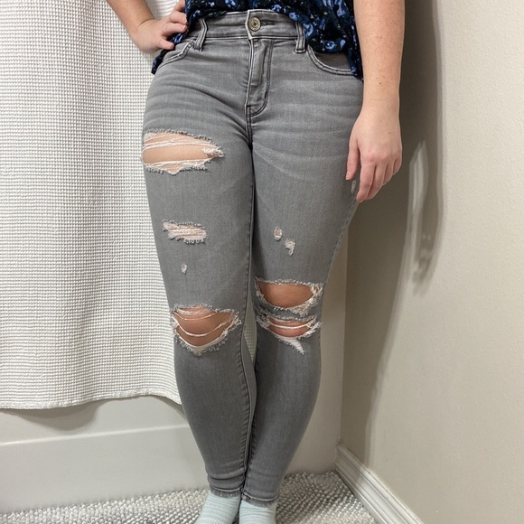 Women’s American Eagle Outfitters Distressed Grey Jegging Jeans. Size 4 short. - Picture 3 of 16